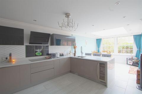 5 bedroom detached house for sale, Southend Road, Billericay CM12