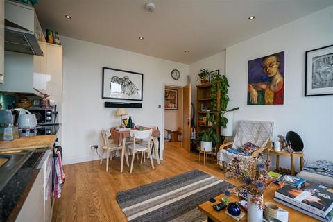 2 bedroom apartment to rent, West Green Road, Seven Sisters, N15