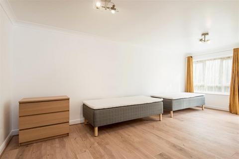 2 bedroom apartment to rent, Glebelands Close, London