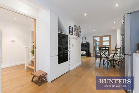 4 Ferndown Close, Sutton, SM2 5TG