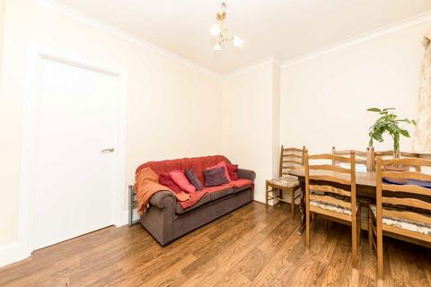 3 bedroom flat for sale, Mount Avenue, London W5