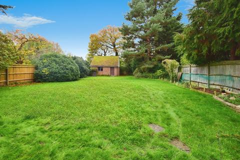 4 bedroom detached house to rent, Hitherwood Cranleigh GU6