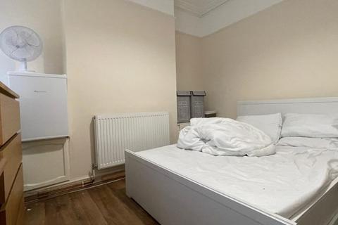 5 bedroom end of terrace house to rent, Nottingham NG7