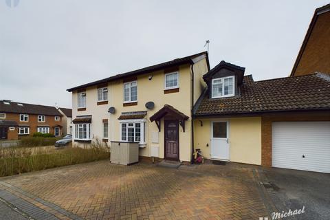 3 bedroom semi-detached house for sale, Ravensbourne Road, AYLESBURY, HP21 9TG