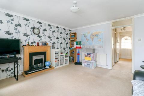 2 bedroom apartment for sale, Chingford Avenue, London E4