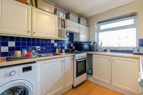 2 bedroom apartment for sale, Chingford Avenue, London E4