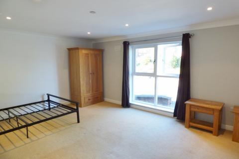 Studio to rent, LEATHERHEAD