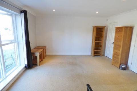 Studio to rent, LEATHERHEAD