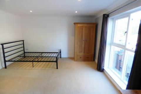 Studio to rent, LEATHERHEAD