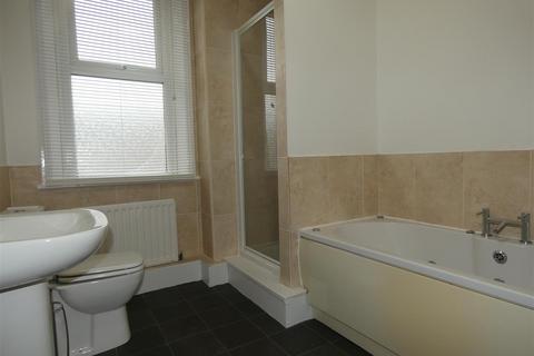 2 bedroom flat to rent, Trewhitt Road, Heaton