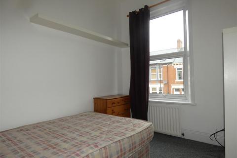 2 bedroom flat to rent, Trewhitt Road, Heaton