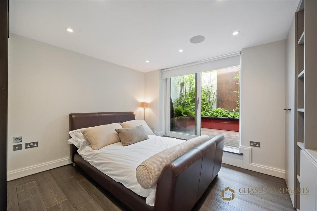 Butlers Wharf SE1 2 YE-2.jpg