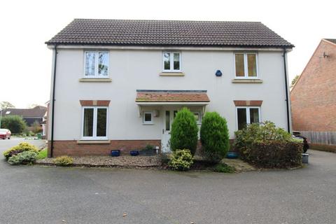 4 bedroom detached house to rent, Orchard Close, Burgess Hill, RH15