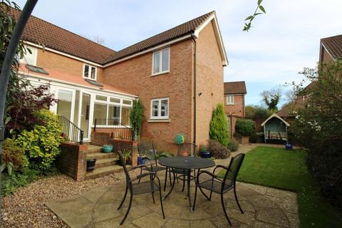 4 bedroom detached house to rent, Orchard Close, Burgess Hill, RH15