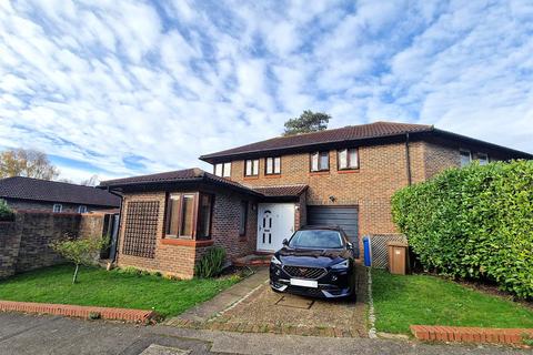 3 bedroom end of terrace house to rent, Worlds End Hill, Bracknell, Berkshire, RG12