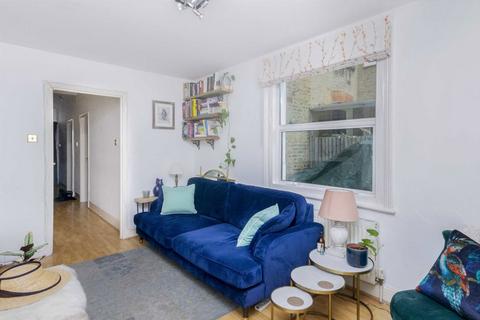 2 bedroom flat to rent, Queenstown Road, London SW8