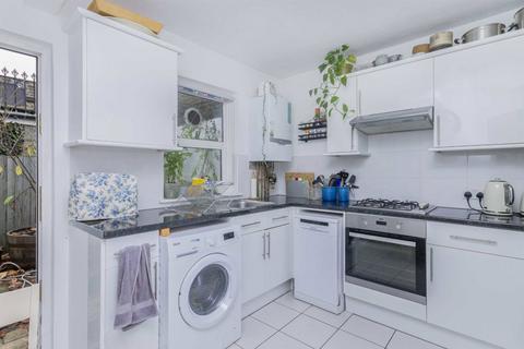 2 bedroom flat to rent, Queenstown Road, London SW8