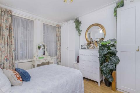 2 bedroom flat to rent, Queenstown Road, London SW8