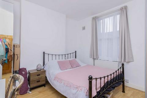 2 bedroom flat to rent, Queenstown Road, London SW8