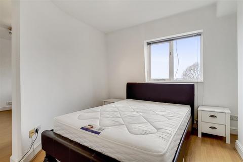 Studio to rent, Lexham Gardens, London W8