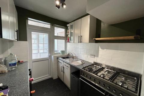 3 bedroom terraced house to rent, Laburnum Avenue, Hornchurch