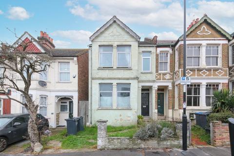 4 bedroom end of terrace house for sale, Beauchamp Road, London, SE19