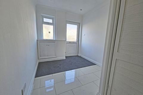 2 bedroom maisonette to rent, Gaysham Avenue, Ilford, IG2