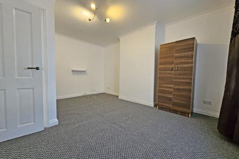 2 bedroom maisonette to rent, Gaysham Avenue, Ilford, IG2