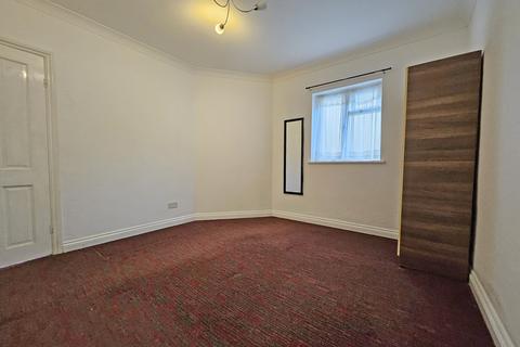 2 bedroom maisonette to rent, Gaysham Avenue, Ilford, IG2