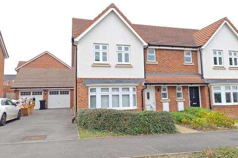 3 bedroom house to rent, Eamer Crescent, Wokingham