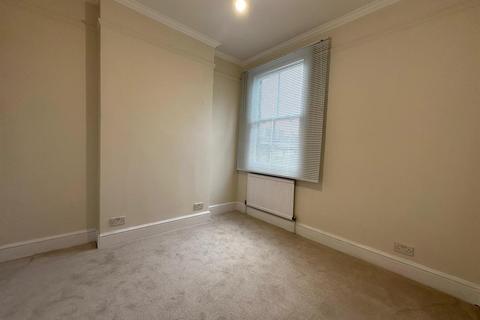 4 bedroom flat to rent, Manor Parade, Manor Road, London