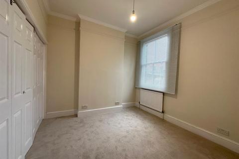 4 bedroom flat to rent, Manor Parade, Manor Road, London