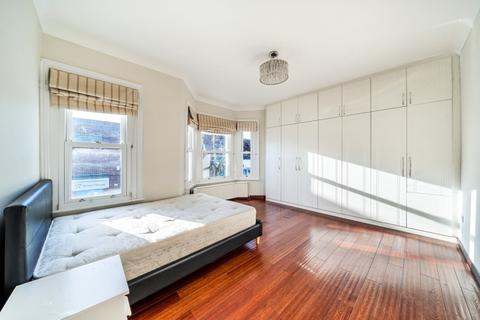 4 bedroom end of terrace house to rent, Patience Road Battersea SW11