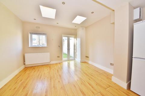 1 bedroom apartment to rent, Stanley Road, Teddington TW11