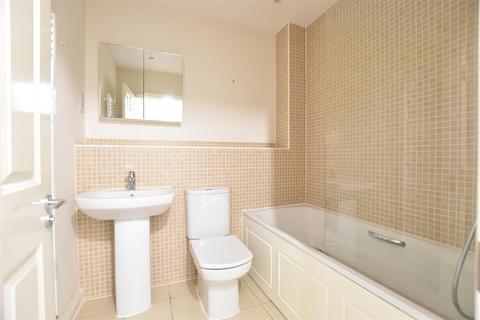 2 bedroom house to rent, Elliston Way, Ashtead KT21