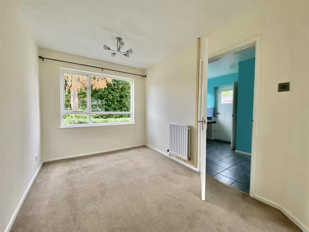 https://media.onthemarket.com/properties/16123893/1518138547/image-3-1024x1024.jpg