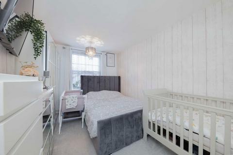 2 bedroom flat for sale, Sundew Avenue, London W12