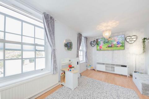 2 bedroom flat for sale, Sundew Avenue, London W12