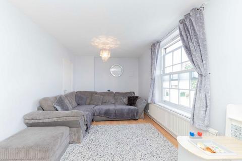 2 bedroom flat for sale, Sundew Avenue, London W12