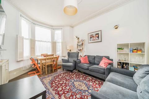 2 bedroom flat to rent, Lavender Sweep, London SW11