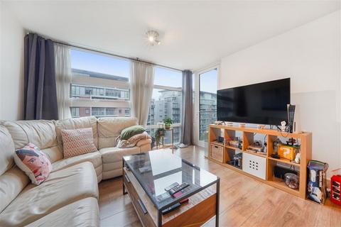 1 bedroom flat for sale, Queenstown Road, SW11