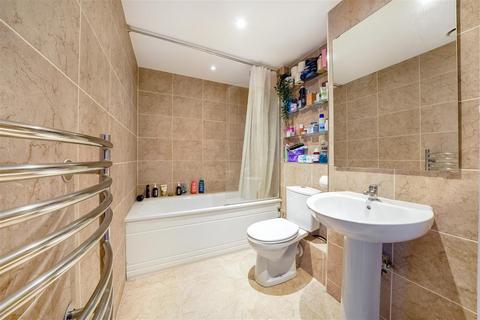 1 bedroom flat for sale, Queenstown Road, SW11