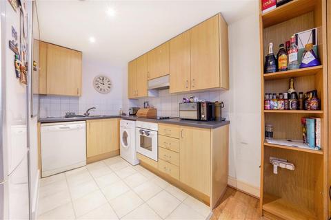 1 bedroom flat for sale, Queenstown Road, SW11