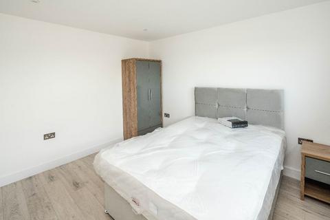 3 bedroom flat to rent, London NW5