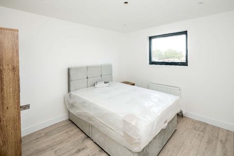 3 bedroom flat to rent, London NW5