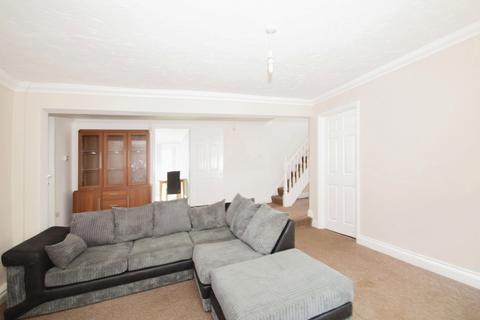 3 bedroom detached house to rent, St. Johns Road Sandown PO36