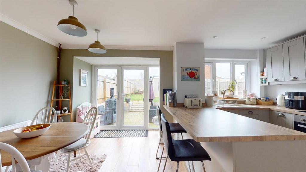 Kitchen/ Dining Room