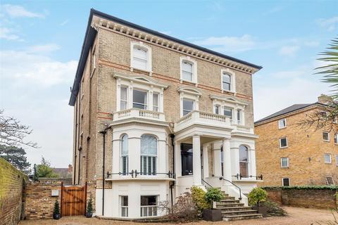 2 bedroom apartment for sale, Avenue Elmers, Surbiton