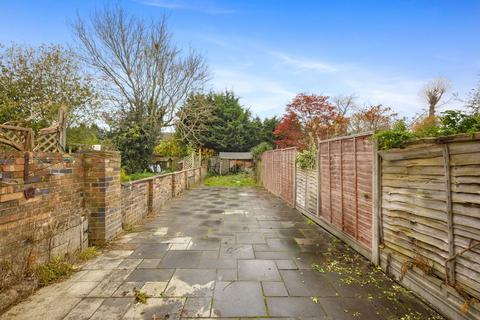 4 bedroom terraced house for sale, Chestnut Road, Horley RH6