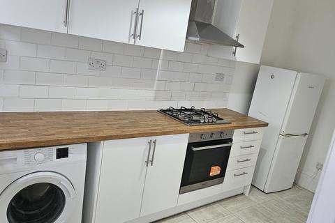 2 bedroom maisonette to rent, Bingley Road, London E16